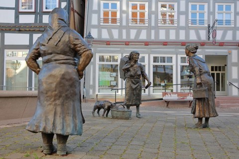 Market Women sculpture by Ewald Rumpf 2009, modern art, bronze sculpture, life-size, three standing