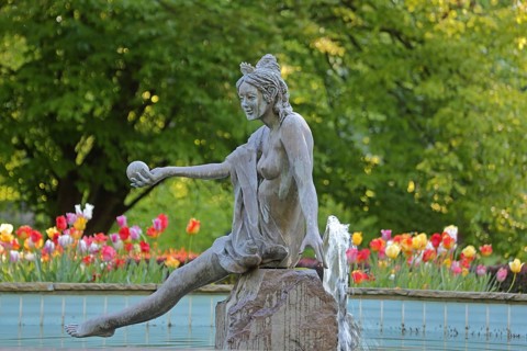 Frog Princess sculpture by Ewald Rumpf 2012, fountain with water basin, modern art, bronze