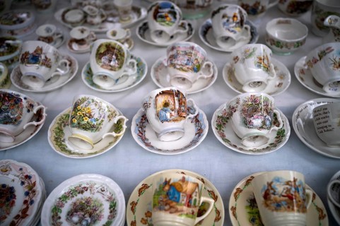 Display at a market stand, antiques, Royal Doulton winter tea cup from the Brambly Hedge