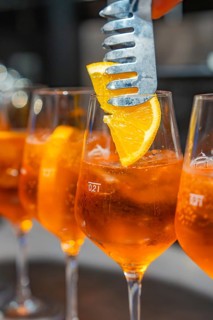 Orange slice is placed in glasses with spritzdrink, Cafe Kuh, Deckenpfronn, Germany