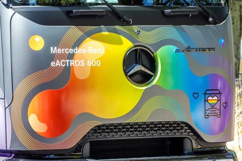 A moving truck is pulled by a fully electric eActros 600 truck from Mercedes-Benz. CSD demo in