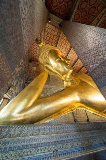 The monumental reclining Buddha shows the moment of entry into Nirvana. Golden surfaces, delicate