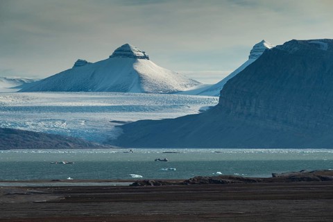 Berge Tee Kroner (Three Crowns), Kronebreen or Kronengletscher Glacier, Kongsfjord or Kongsfjorden,