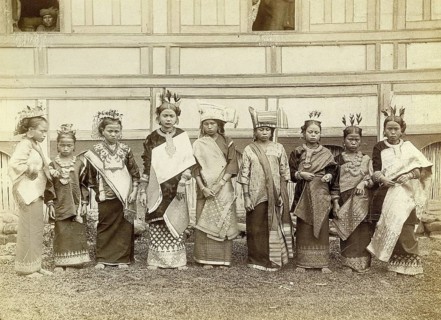 Padang, Indonesia, West Sumatra, Minangkabau, woman, ethnic, matrilineal, matrilocal, group of