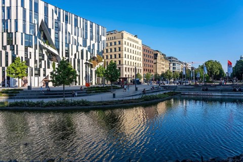 Kö-Bogen, building complex with offices, shops and restaurants, partly green façade, at Hofgarten