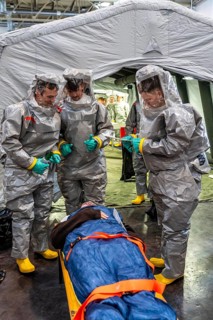 Decontamination of injured persons after an assumed accident involving hazardous substances, fire