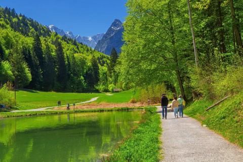 Hiking trail on Riessersee in spring, Garmisch-Partenkirchen, Loisachtal, Werdenfelser Land, Upper