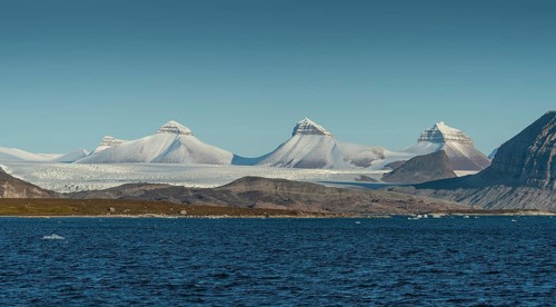 Glacial ice, Colletthogda, the Tre Kroner (Three Crowns) mountain peaks – Svea, Dana and Nora