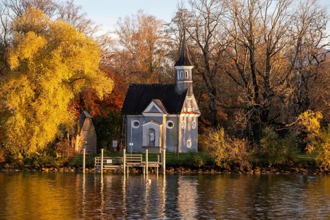 Seekapelle Heilig Kreuz im Herbst, Fraueninsel, Chiemsee, Upper Bavaria, Bavaria, Germany