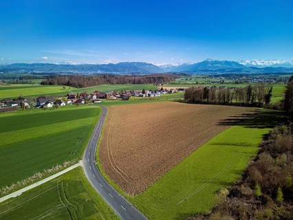 View of the hamlet of Rüstenwil, back the Alps with the Rigi, Auw, Freiamt, Canton of Aargau,