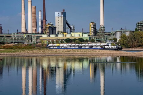 Extreme low tide, here at the ThyssenKrupp Steel Steel Plant in Duisburg-Marxloh, sandbanks have
