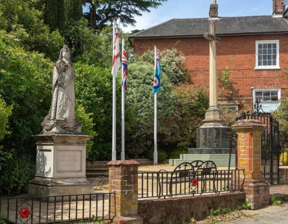 Statue of Queen Victoria and war memorial, town of Woodbridge, Suffolk, England, UK