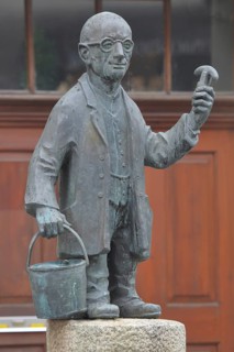 Cucumber Alex Fountain by Egon Ruggaber 1906, memorial to cucumber seller Alexander Otto, modern