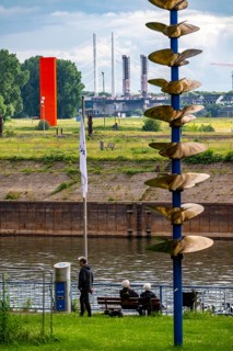 Promenade at the port of Duisburg-Ruhrort, Vincke Canal, Inland-Hafen-Tor sculpture by Günter