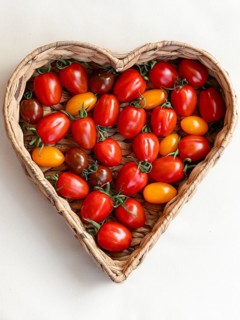 Hearty freshness. Colourful mix of fresh and crunchy tomatoes in a heart basket