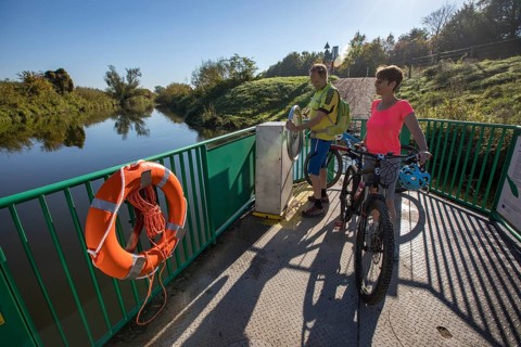 Cyclist, cycle tour, manually operated ferry across the Lippe near Halten am See, on the