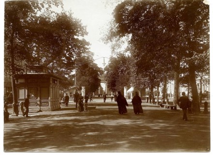 Berlin, Mitte, Unter den Linden, central axis, walkers stroll through a tree-lined avenue in an