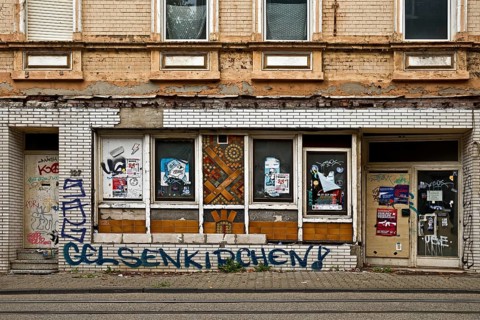 Decaying façade smeared with graffiti, scrap property in a difficult district, Gelsenkirchen, Ruhr