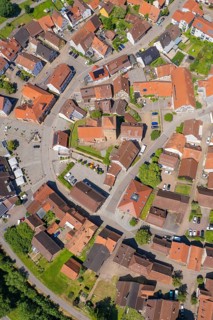 Circular layout of village houses, highly visible roads and surrounding landscape, Ötisheim,