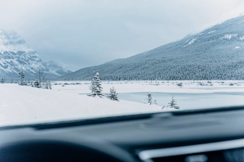 Winter road trip on the Icefields Parkway with lots of snow and ice, Banff National Park, Jasper