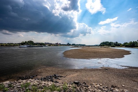 Extreme low tide, here at the ThyssenKrupp Steel Steel Plant in Duisburg-Marxloh, sandbanks have
