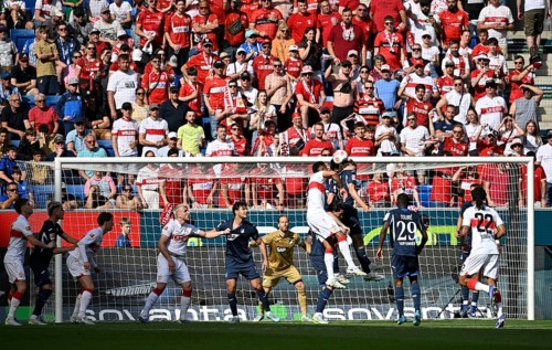 Penalty area scene, goal room scene header duel action Fvor fan curve Ussball Bundesliga, PreZero