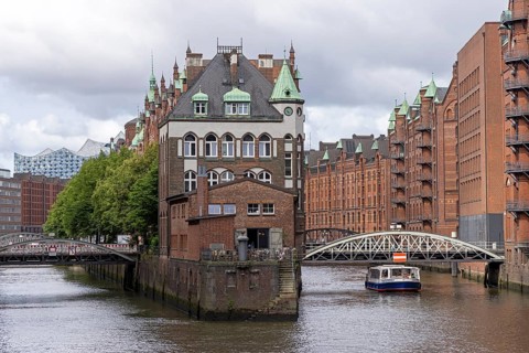 Excursion boat, barge, Wasserschlösschen, Speicherstadt, Hamburg, Germany