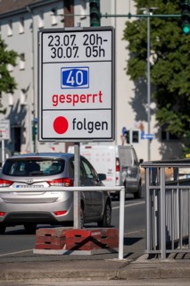 Sign pointing to the closure due to the rehabilitation of the A40 motorway between