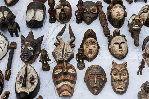 Flea market with antique articles, flea market articles, market, mask, masks, junk, old, collect,