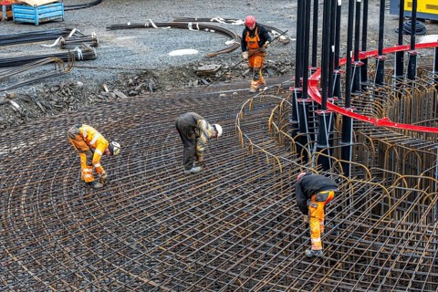 Assembly of reinforcing steel for the reinforced concrete foundation of a wind turbine, a mesh of