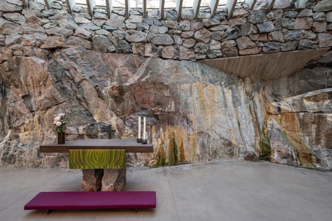 Altar, Temppeliaukio Church (Finnish: Temppeliaukion kirkko, Swedish: Tempelplatsens kyrka), modern