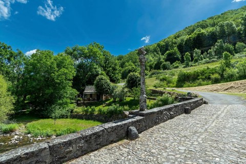 Saint Chely-d'Aubrac, Aubrac Regional Natural Park, pilgrims bridge, Way of St James, Aveyron