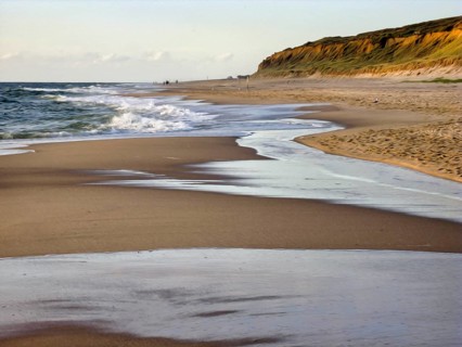 Beach section on the Red Cliff at dusk, characteristic dune landscape with steep, reddish cliffs,