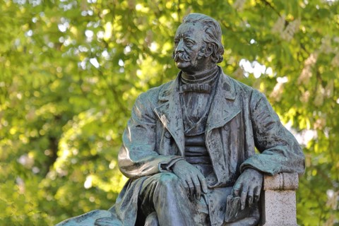Memorial to writer Theodor Fontane von Wiese Max 1908, bronze sculpture, life-size, Fontaneplatz,