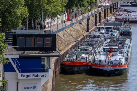 Historic low level of the Rhine, here at the Duisburg-Ruhrort level, 149 cm is the lowest water