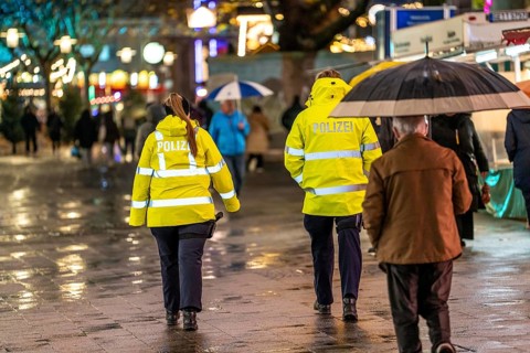 Rainy weather, police patrol, Christmas market, pedestrian zone, Essen, North Rhine-Westphalia,