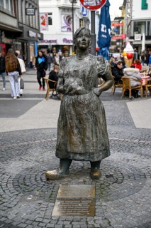 Sculpture by Mina Knallenfalls by the artist Ulla Hees-Schletter in the city centre of Wuppertal,