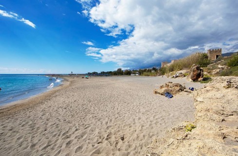 Beach in Frangokastello on the Libyan Sea, on the right the Venetian fortress, in the back the