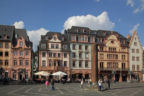 Market square with half-timbered houses and hay column in Mainz, Rhineland-Palatinate, Germany