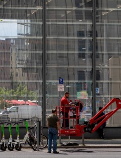 Lifting platform, craftsman at work, Berlin, Germany
