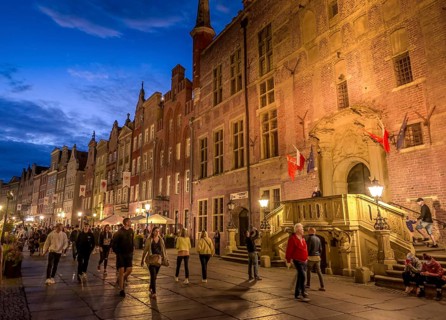 Town Hall, patrician houses, tourists, Long Lane, Old Town, Gdansk, Pomeranian Voivodeship, Poland