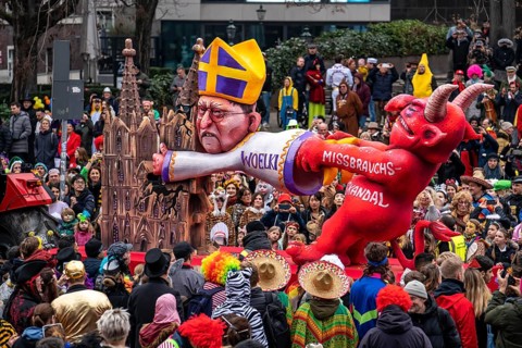 Rose Monday parade in Düsseldorf, street carnival, carnival floats by float builder Jacques Tilly,