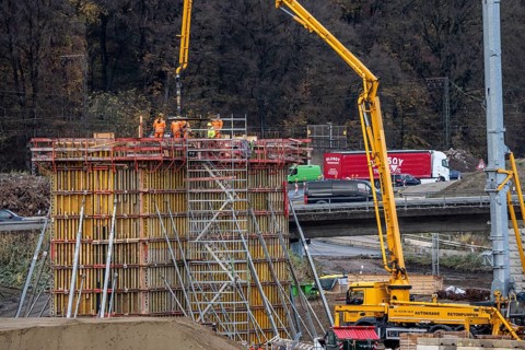 Concreting of a new bridge pillar at the Duisburg-Kaiserberg motorway junction, complete conversion
