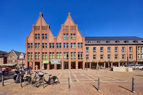 Bürgerhaus, Bürgerservice, town hall, brick building, barrier bollard, square, roadway, bicycles,