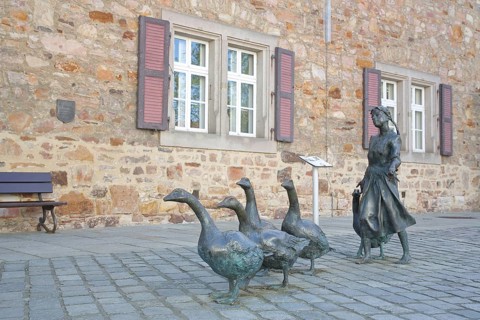 Gänseliesel sculpture by Markus Lüpertz 2000, modern art, bronze sculpture, sculpture group,