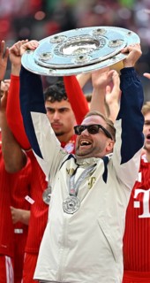 Assistant coach Aaron Danks FC Bayern Munich FCB championship cup, cup, trophy, championship