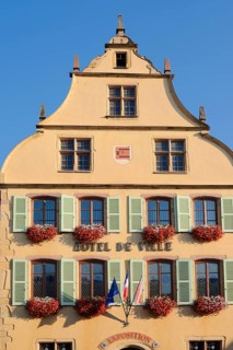Town Hall with blooming pelargoniums outside the windows, Turckheim, Haut-Rhin, Alsace, Grand Est,