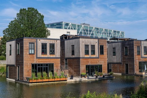 18 Floating residential buildings Havenlofts Nassauhaven, energy-neutral, solar cells, heat from