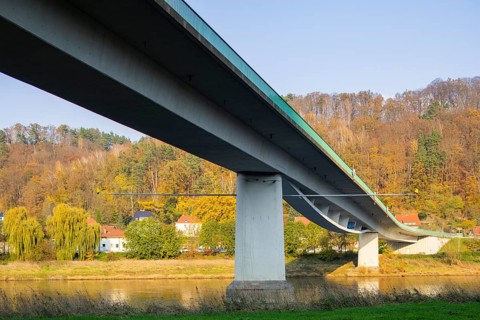 The Elbe bridge in Bad Schandau (B 172) is closed to all traffic with immediate effect. This