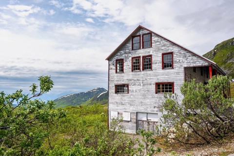 Building of the former Gold Mine Independence Mine in mountainous landscape, Independence Mine